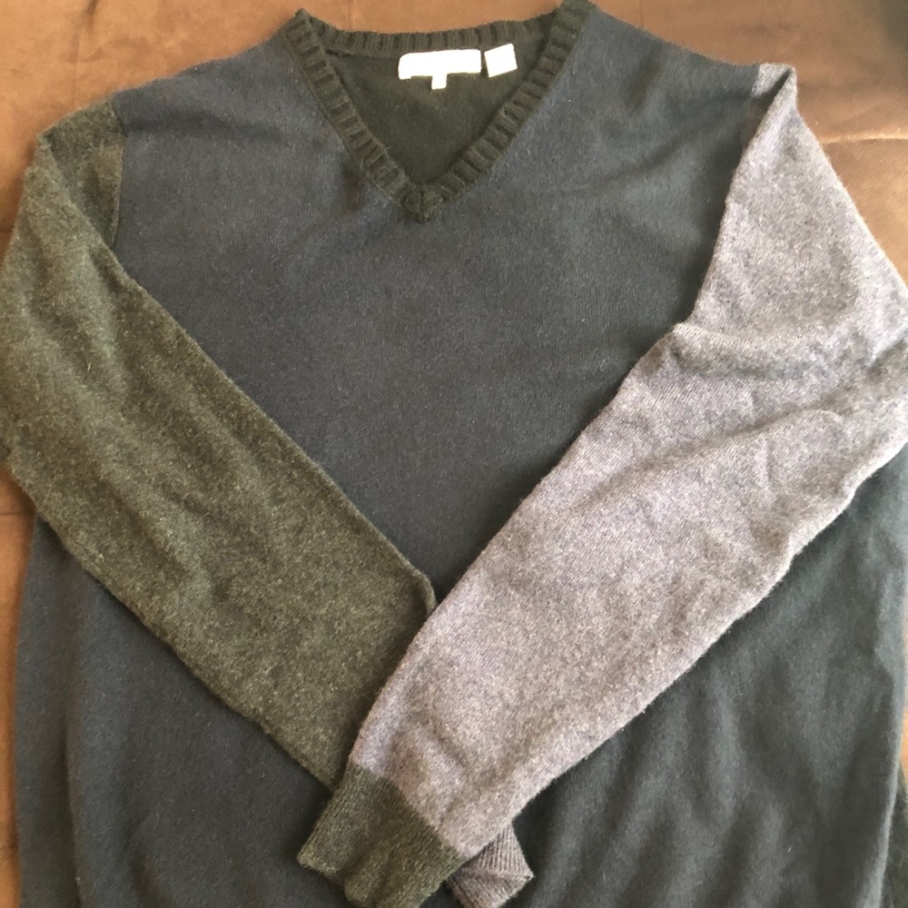 100% Cashmere Colorblock V-neck Sweater!